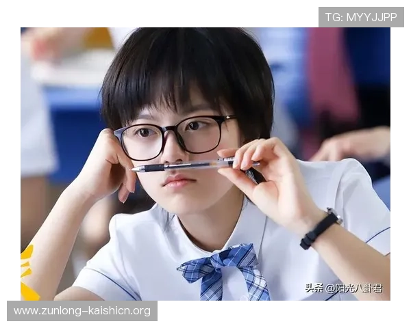 尊龙的明星资料全景分析，帮助粉丝深入了解他的演艺生涯与成就